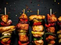 Spiedini di carne succulenti e colorati, alternati a cipolle, peperoni e zucchine, pronti per essere gustati.