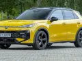 Żółty Volkswagen T-Roc z czarnym dachem i felgami. Sprawdź aktualną volkswagen t-roc cena i oferty.