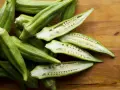 Zielona okra, przekrojona na pół, ukazuje swoje nasiona. To warzywo, które warto poznać!