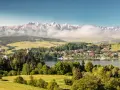 Widok na zamek w Czorsztynie, jezioro i Tatry. Idealne miejsce, by zobaczyć piękno Pienin.