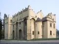 Zamek w Pabianicach, dawna siedziba biskupów, z charakterystycznymi arkadami i wieżyczką.