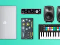 So kannst du Techno Musik machen: Laptop, Audio-Interface, Synthesizer, MIDI-Controller und Monitore.