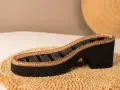 Suela de zapato con plataforma y tacón grueso, elaborada con caucho natural y detalles de cuero.