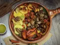 Deliciosas recetas con champiñones, patatas, pimientos y tomates asados en cazuela de barro.