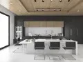 Nowoczesna kuchnia z drewnianym sufitem, który stanowi świetny pomysł na sufit w kuchni. Kontrast czarnych szafek z białym blatem i wyspą.