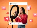 Joven grabando video con aro de luz y celular, aprendiendo como ser influencer. Corazones flotando, simulando likes.
