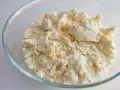 Świeży twaróg z mleka krowiego w szklanej misce. Idealny do sernika lub na kanapki. Prosty przepis na to, jak zrobić twaróg z mleka krowiego.