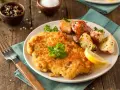 Perfekt paniertes Schnitzel mit Rosmarinkartoffeln und Zitrone. Ein Genuss, der zeigt, wie einfach und lecker Schnitzel panieren sein kann.