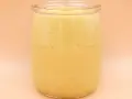 Gęsty, kremowy mango lassi w szklanym słoiku, gotowy do orzeźwiającego łyku.