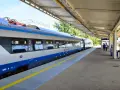 Pociąg PKP Intercity na peronie, czekający na pasażerów. Czyżby opóźnienia pociągów Warszawa?