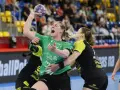 Piłka ręczna MKS Funfloor Lublin. Zawodniczka w zielonej koszulce rzuca do bramki, otoczona przez rywalki.