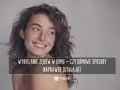 Uśmiechnięta kobieta z piegami. Czy wybielanie zębów w domu domowymi sposobami naprawdę działa?