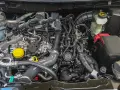 Silnik 1.3 tce z widocznymi przewodami, turbosprężarką i zbiorniczkiem płynu.