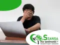 Mężczyzna z ręką na twarzy przed laptopem. Szansa na wolność - ośrodek terapii uzależnień, oferuje leczenie uzależnienia od pornografii.