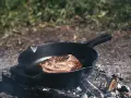 Patelnia na ognisko: Jak wybrać idealną? Żeliwo vs Stal