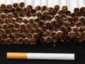 Una hilera de cigarrillos apilados, con uno solo al frente. El tabaco es malo, y la nicotina es adictiva.
