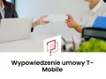 Dwie osoby przekazują sobie białą kopertę przy biurku z laptopem.