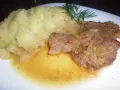 Pyszna cielęcina w sosie własnym, którą przygotowała Ania. Podana z purée ziemniaczanym i gałązką koperku.