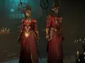 Dwie postacie w strojach inspirowanych diablo 2 czarodziejka build, z rogami i ozdobnymi szatami, stoją w mrocznym, świecznikowym wnętrzu.