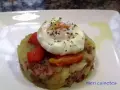 Delicioso timbal de patata con huevo escalfado y pimientos rojos, un plato que te hará chuparte los dedos.