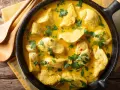 Straccetti di pollo al curry in padella, un piatto profumato e invitante, pronto per essere gustato.