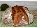 Ein rustikales Brot mit knuspriger Kruste, das mit viel Liebe und lievito madre gebacken wurde.