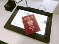 Polski paszport na ekranie tabletu. Czy do Austrii potrzebny jest paszport? Tak, jeśli nie jesteś obywatelem UE.