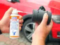 Czyszczenie przepływomierza: puszka preparatu Liqui Moly i czarny element przepływomierza.