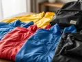 Kolorowe kurtki i plecak. Lekki, wodoodporny nylon jaki to materiał, idealny na podróż.