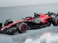 El coche de **Alfa Romeo F1** en rojo y negro, listo para la carrera.