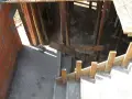 Budowa klatki schodowej w trakcie. Betonowe stopnie i drewniane szalunki tworzą konstrukcję.