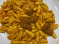 Un piatto invitante di gnocchetti alla campidanese, conditi con un sugo ricco e pezzetti di carne saporita.