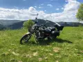 Motocykl na tle malowniczych wzgórz Małopolski. Idealne miejsce na odkrywanie tras motocyklowych.