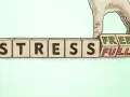 Mano che cambia i cubi da "STRESS" a "STRESS FREE". Strategie di coping per una vita più serena.