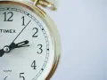 Zegar Timex pokazuje 3:10. Czas na zastanowienie, nadgodziny ile płatne, gdy zegar tyka.