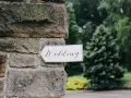 Strzałka z napisem "Wedding" wskazuje drogę do uroczystości, zapowiadając tradycyjny marsz weselny.