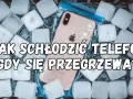 Jak schłodzić telefon, gdy się przegrzewa? iPhone w woreczku, otoczony kostkami lodu.