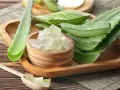 Aloe vera fresco en trozos, ideal para aliviar el picor en el cuero cabelludo. Remedios caseros naturales.
