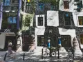 Kolorowy budynek Hundertwasserhaus w Wiedniu. Idealne miejsce, gdzie kupić pamiątki w Wiedniu, pełne unikalnych detali architektonicznych.