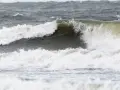Spienione fale Bałtyku zapowiadają, kiedy będzie sztorm. Woda wzburzona, biała od piany.