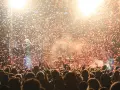 Tysiące czerwonych konfetti opada na tłum podczas koncertu. To musi być wspaniały sylwester w Białymstoku!