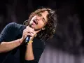 Chris Cornell śpiewa z pasją, jego głos wciąż brzmi w sercach fanów, mimo jego tragicznej śmierci.