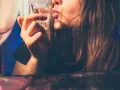 Młoda osoba pije alkohol. Pamiętaj, co grozi za picie alkoholu w wieku 17 lat: problemy zdrowotne i prawne.