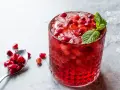 Prosty przepis na drink z grenadiną i sokiem pomarańczowym, który zachwyci