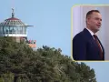 Widok na rezydencję prezydenta RP na Mierzei Helskiej, z widoczną wieżą obserwacyjną i fragmentem portretu polityka.