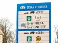 Znak informuje o zasadach myta w Czechach (CZ). Winiety elektroniczne dla pojazdów do 3,5t i powyżej.