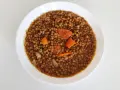 Un plato de lentejas guisadas con zanahoria y cebolla, cocinadas en olla express. Un plato reconfortante y rápido.