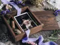 Drewniane pudełko z fotografiami ślubnymi i wstążką. Idealny prezent na papierową rocznicę, pełen wspomnień i miłości.