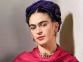 Portrait de Frida Kahlo, icône de l'art mexicain. Sa célèbre frange et son foulard violet sont mis en valeur dans cette peinture connue.