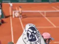 Ręcznik z logo Roland Garros na korcie. Kibice czekają na emocje podczas finału Roland Garros mężczyzn.